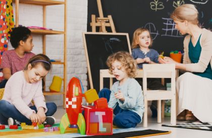 184 Spelende kinderen in Aula
