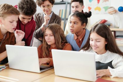 pexels-max-fischer-5212695 Leraar en kinderen aan het werk op laptops