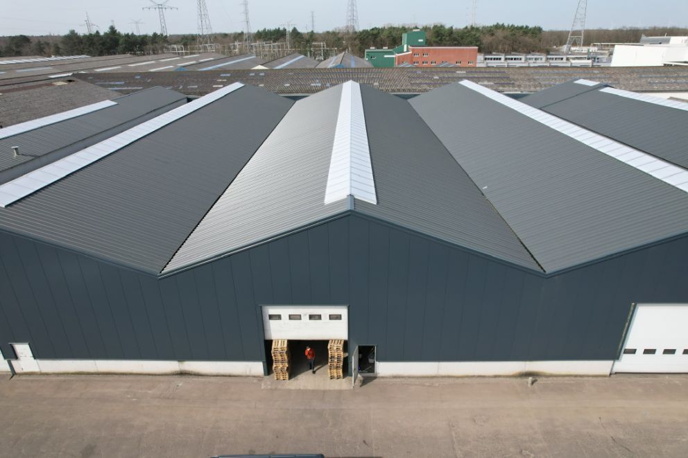 Lichtnokken in het nieuwe dak van de loods in Mol