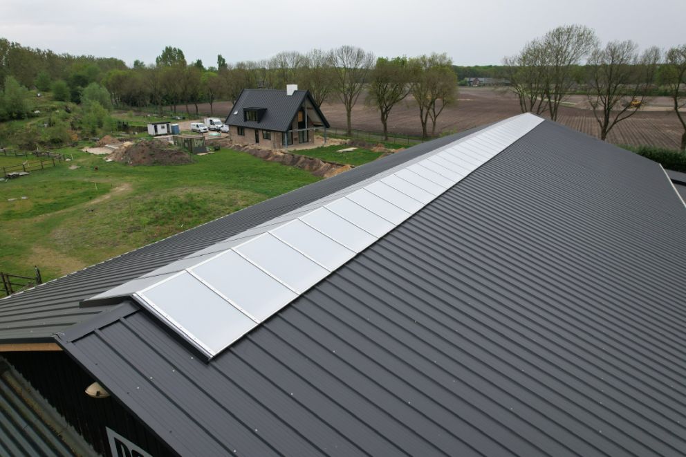 Zadeldak met lichtnok op de schuur in Reek