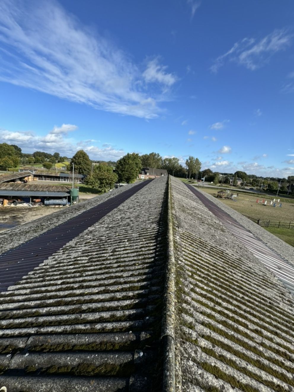 Het oude asbestdak van de schuur in Reek