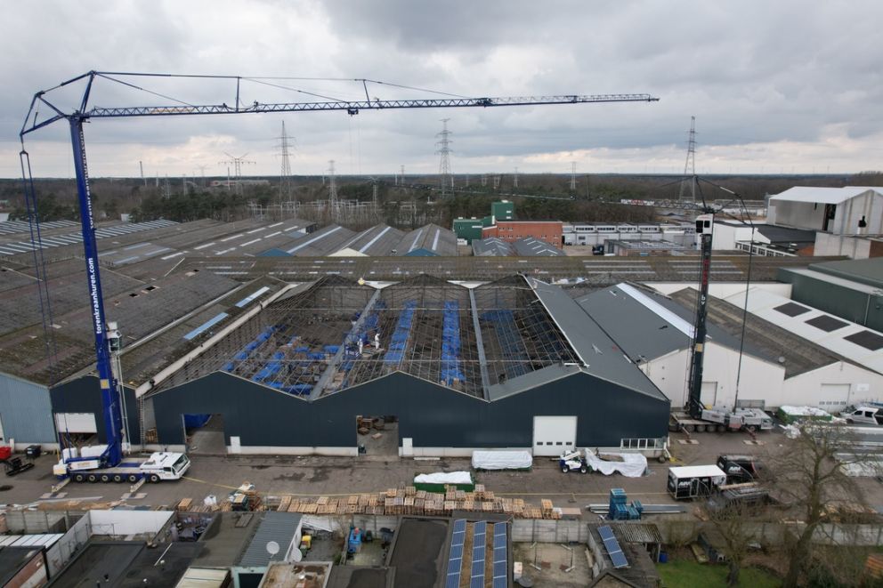 Het oude asbestdak in Mol voor de sanering