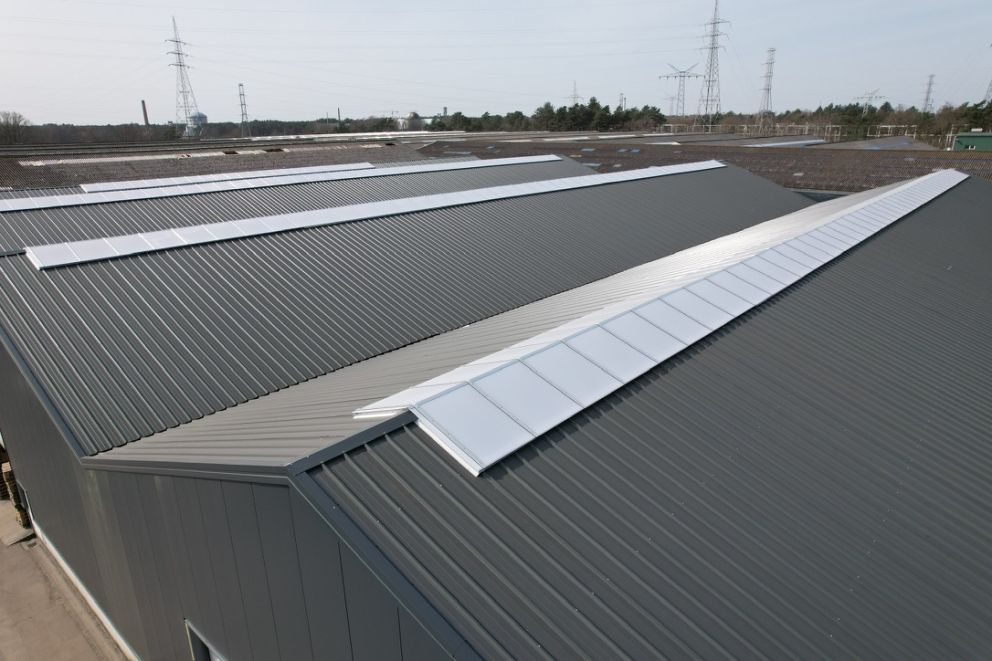 Nieuw sandwichpanelen dak op de loods in Mol