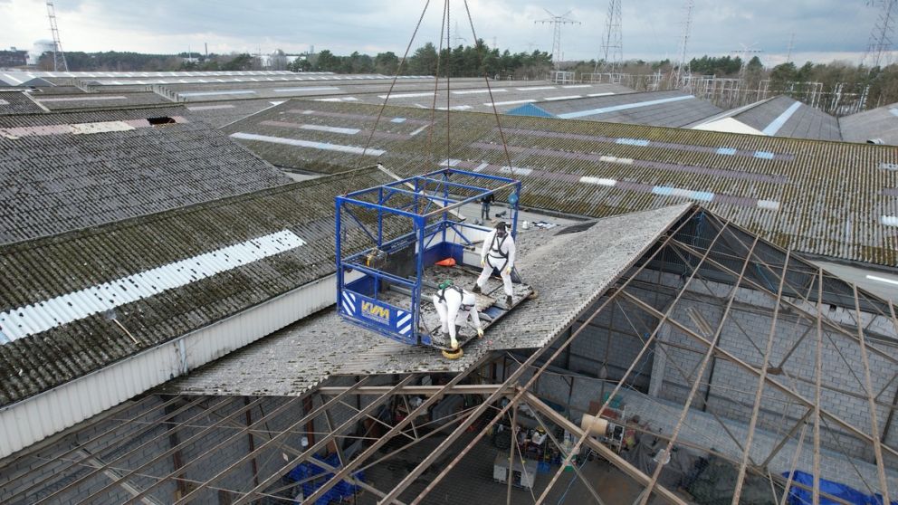 Werkzaamheden op het dak van de loods in Mol