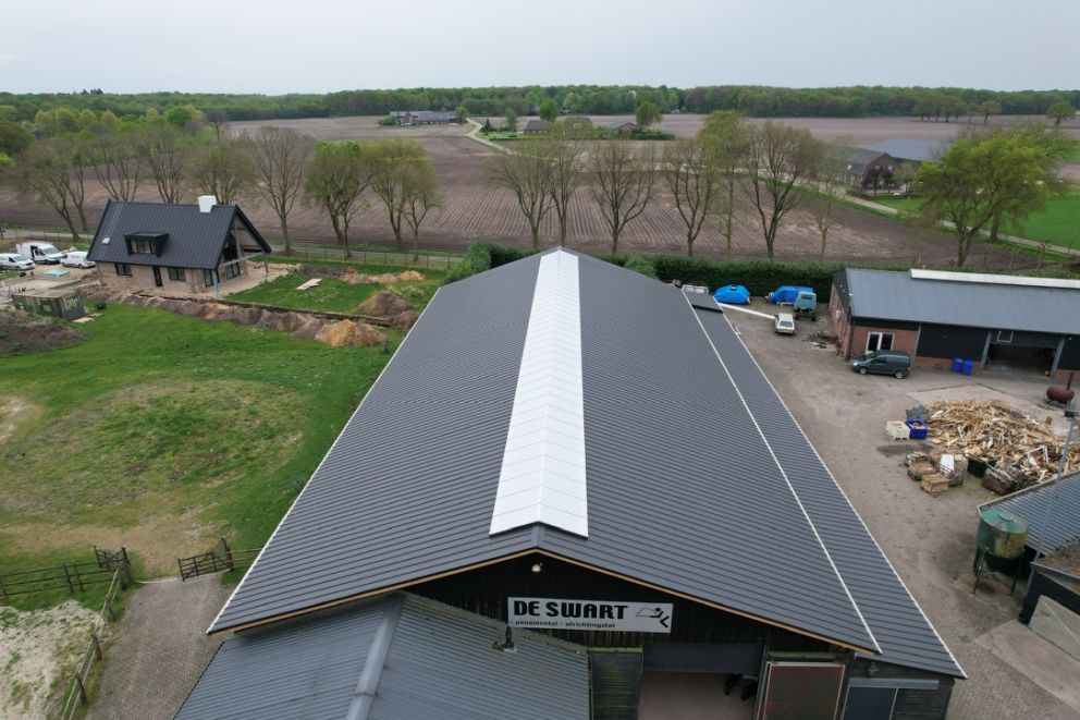 Nieuw dak op de schuur van Jos de Zwart in Reek