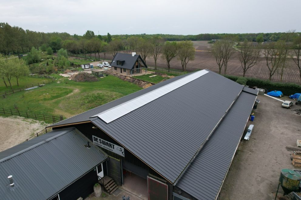 Het vernieuwde dak in Reek vanuit de lucht