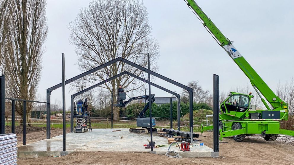 Montage van de staalconstructie in Schelluinen