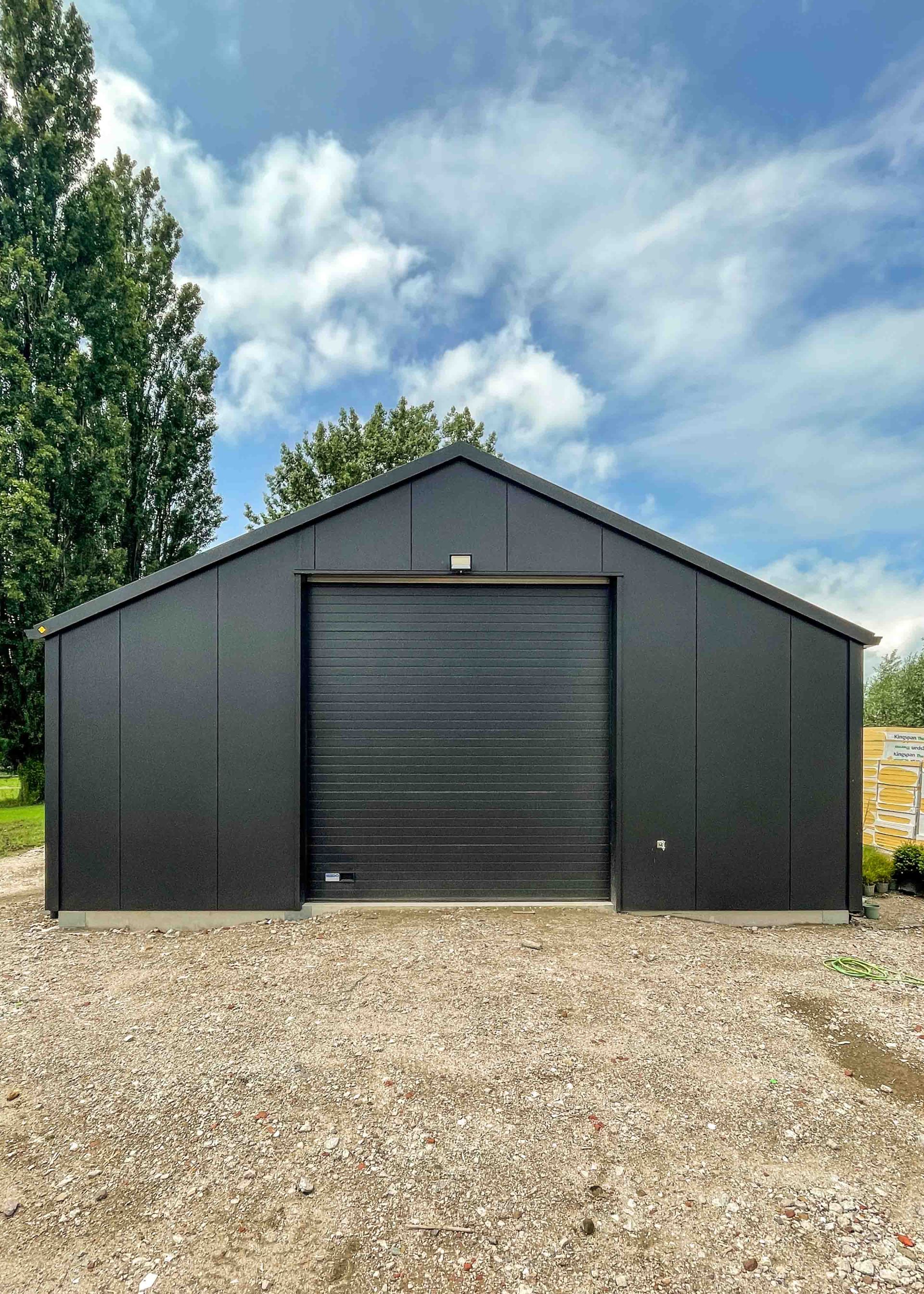 Nieuwe schuur in Schelluinen met sandwichpanelen