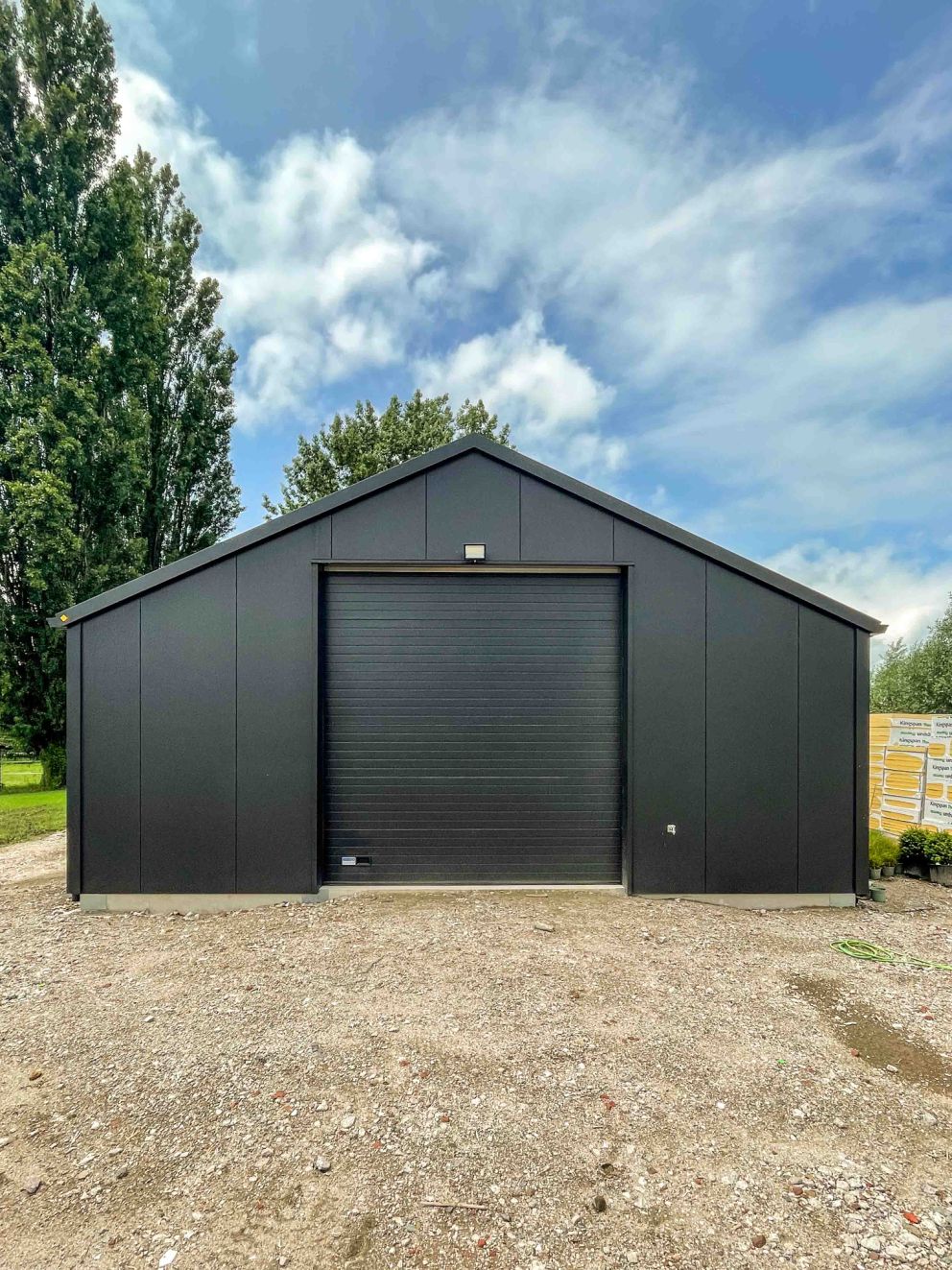 Nieuwe schuur in Schelluinen met sandwichpanelen