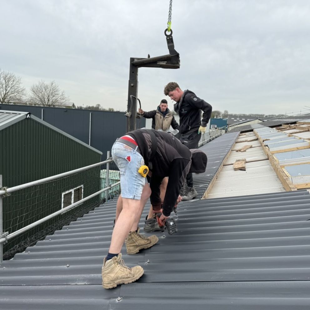 Montage van de eternit golfplaten in Arkel