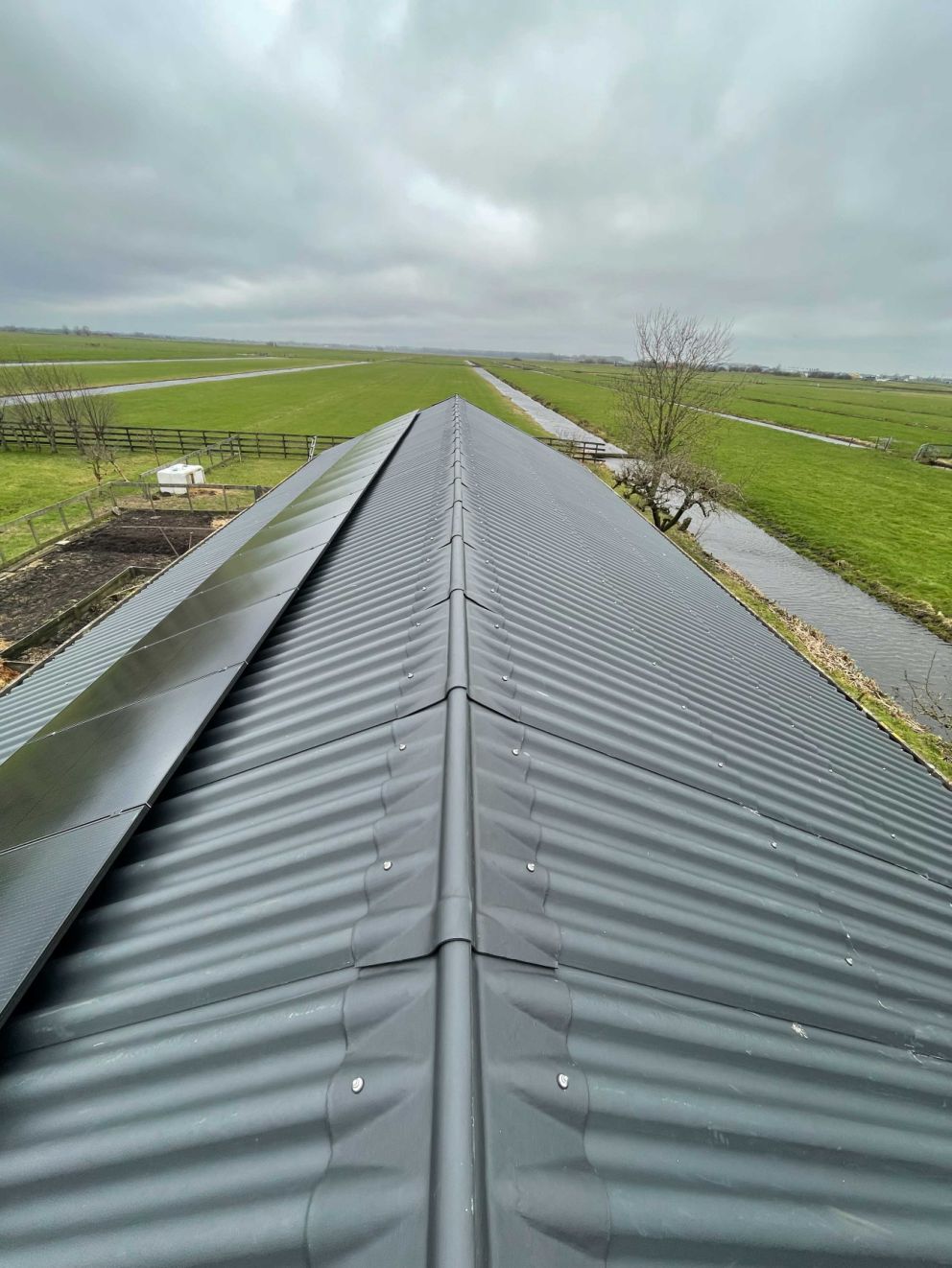 Nieuw cementvezel golfplatendak op de stal in Driebruggen