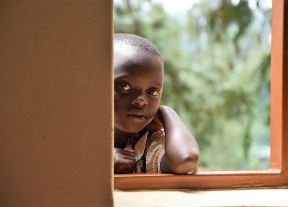 Jongen in raamkozijn Afrika_jongen_raam
