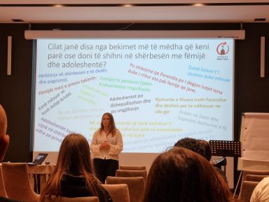 Estera vertelt over het jeugdwerk in de gemeente - foto GZB-min