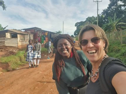 Esther van Maanen, jeugdwerkadviseur GZB met jeugdwerker uit Kenia