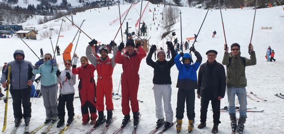 de tienergroep van le Mas d'Azil met rechs met beret hun dominee Bernard Bordes Franse jongeren in de sneeuw - harriette - frankrijk