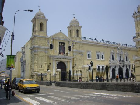 Reis Peru nov 2008 195_straatbeeld_kerk kerk in straatbeeld
