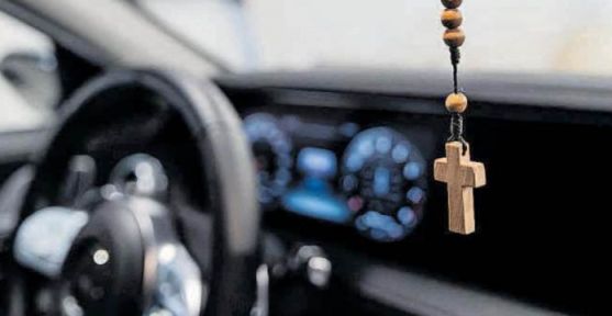 Verrassende ontmoeting in de garage Kruis_auto_hanger_frankrijk_harriette