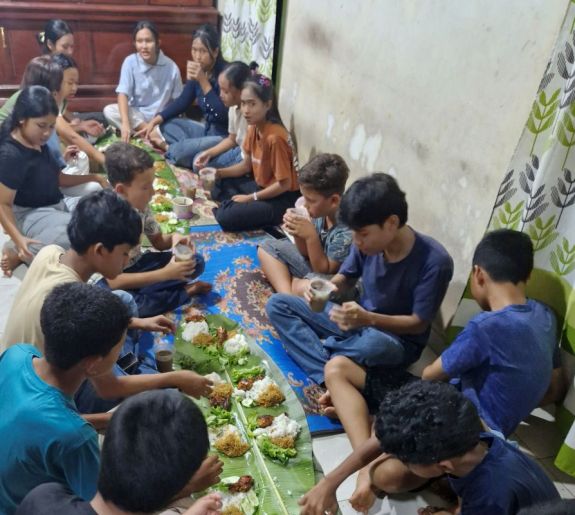 samen eten - tienergroep samen eten - tienergroep