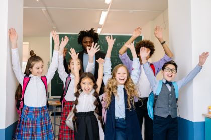 pexels-yan-krukov-8617938 Juichende kinderen en leraal in klaslokaal