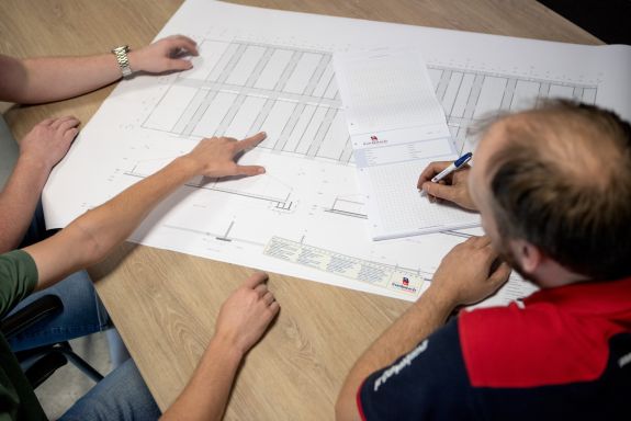 Medewerker geeft toelichting op offerte aan klant Medewerker geeft toelichting op offerte aan klant