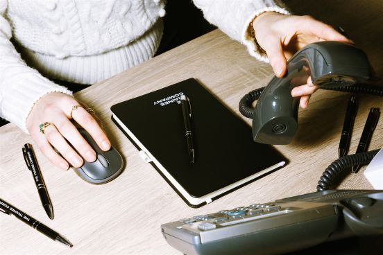 Wet DBA Trainee IT neemt telefoon op