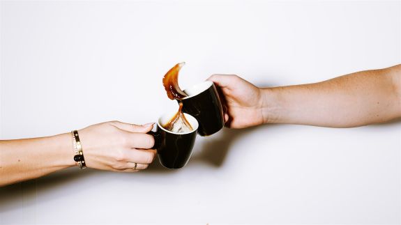 Trainees proosten met koffie Trainees proosten met koffie
