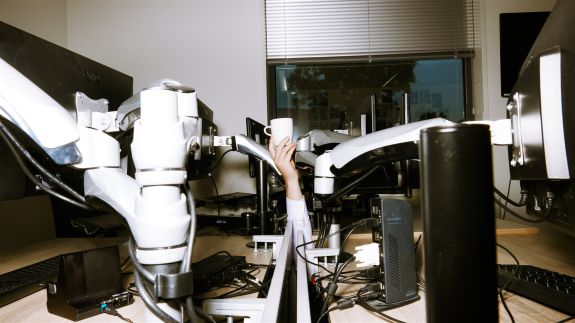 wat doet een functioneel beheerder Trainee it houdt koffie vast