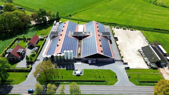 Kalverhouderij Beekzicht, een moderne en innovatieve stal Veal farm Beekzicht