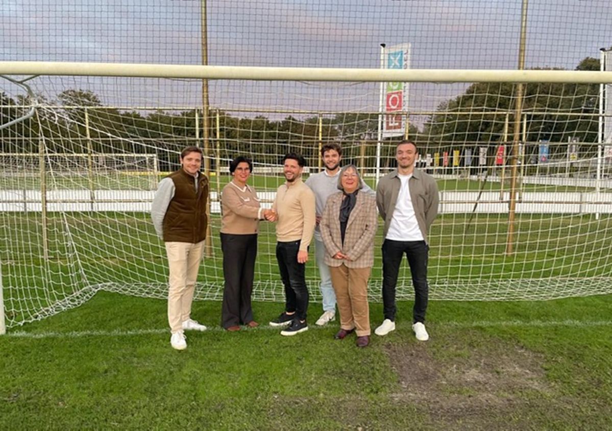 Leden Olympia 18 feliciteren voorzitter Leergeld met donatie van het End of Season toernooi