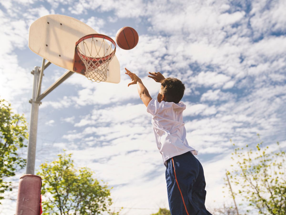 Kinderen spelen basketbal - Leergeld Salland wil kinderen laten meedoen, zoals lid zijn van een vereniging