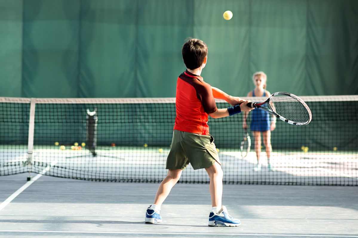 kinderen spelen tennis dankzij leergeld salland