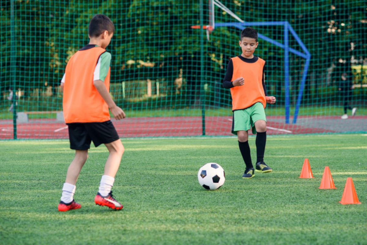 kinderen voetballen - Leergeld Salland helpt gezinnen met een laag inkomen door de contributie van de sportvereniging te betalen