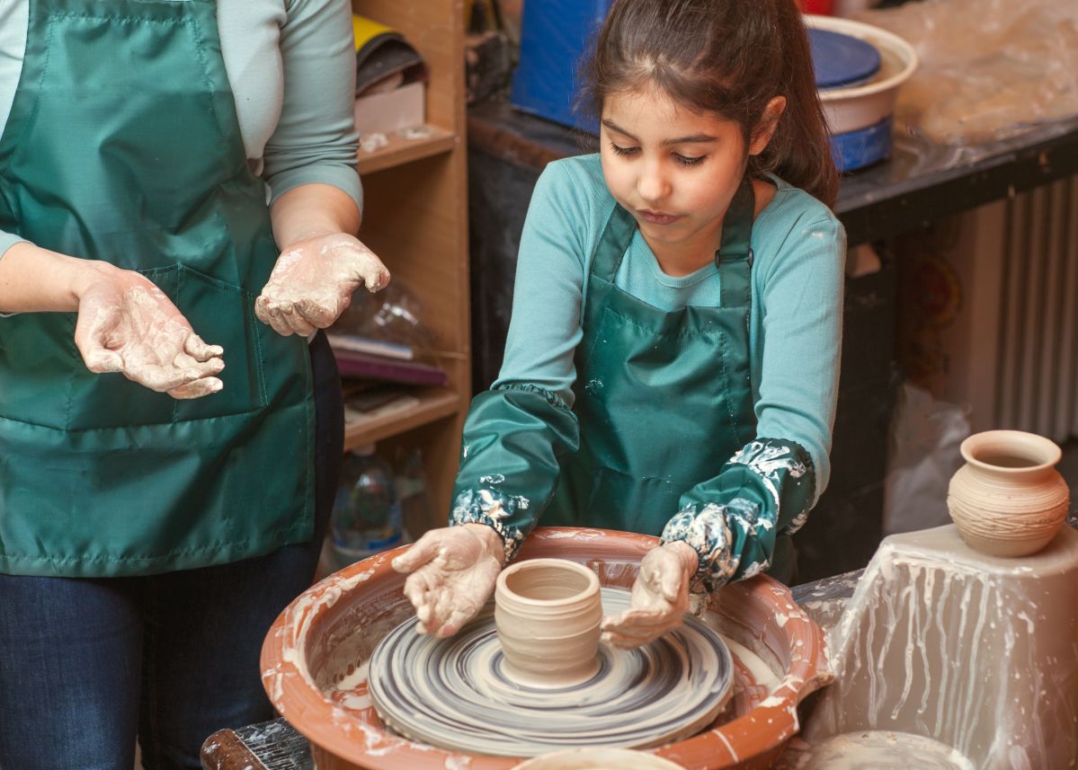 kinderen doen mee aan pottenbakken, creativiteit ontwikkelen, dankzij leergeld salland