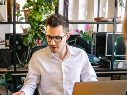 Twee mensen aan het werk