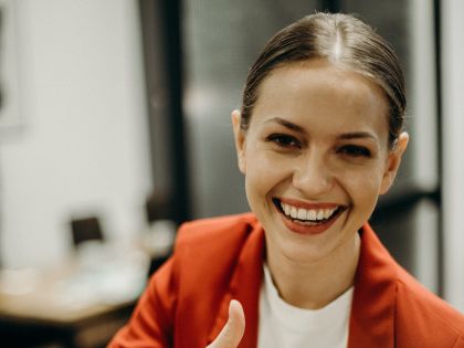 Vrouw met thumbs up