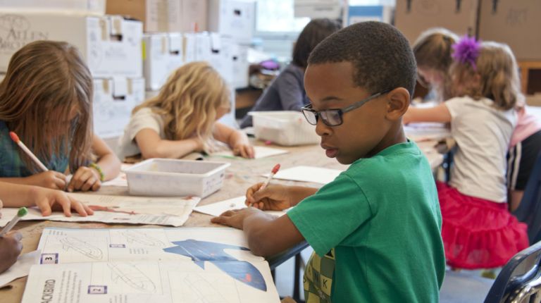 pexels-cdc-3992949 Leerlingen die bezig zijn op schooltafel