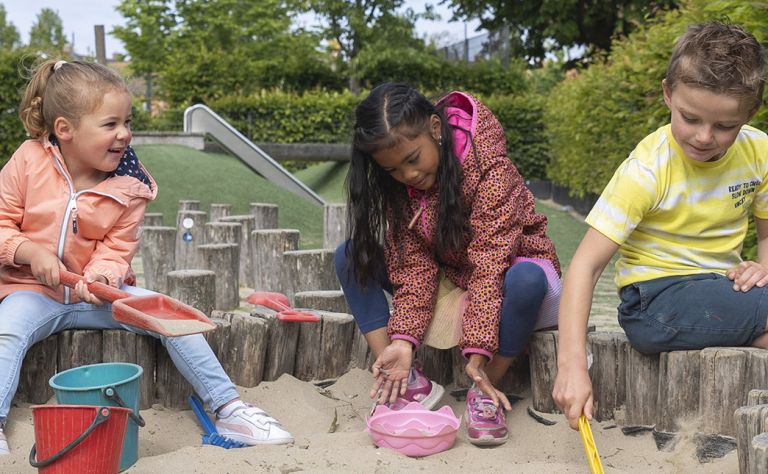 Kinderen spelen in de zandbak.
