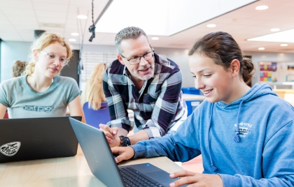 Docent met leerlingen