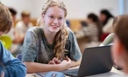 Leerling in een klas met een laptop voor zich