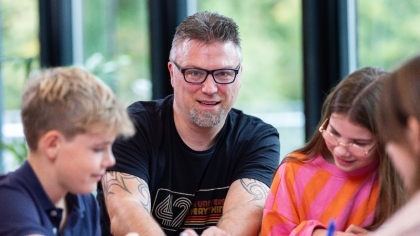 Verschillende personen praten over werken op UniC