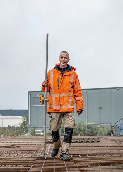 Man die meetlat in zijn hand heeft