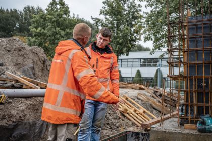 Voorman Beton legt een werknemer uit welke taken hij moet doen