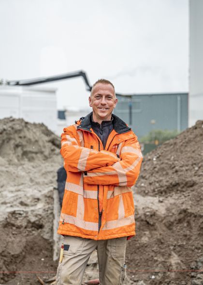 Voorman beton op de bouw met armen over elkaar