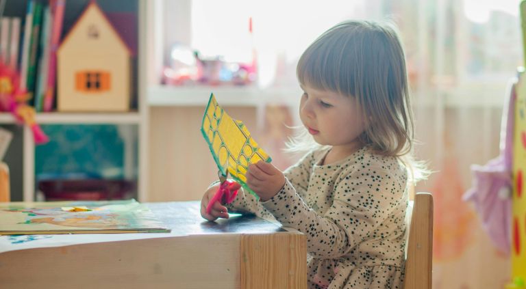 pexels-natalie-bond-3913426 Meisje die aan het knutselen is