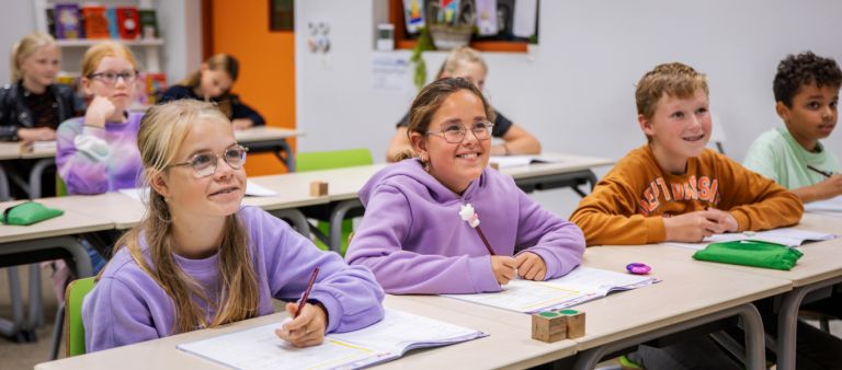 kinderen in een klaslokaal aan tafels