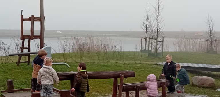 Spelende kinderen bij speeltuin