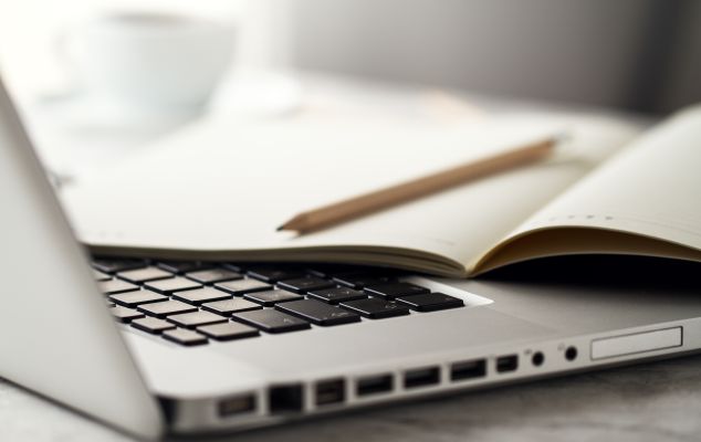 Computer scherm met programma InDesign actief