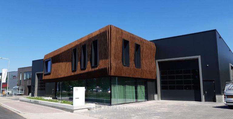 Bedrijfspand-met-unieke-houten-gevelbekleding-1-Groot