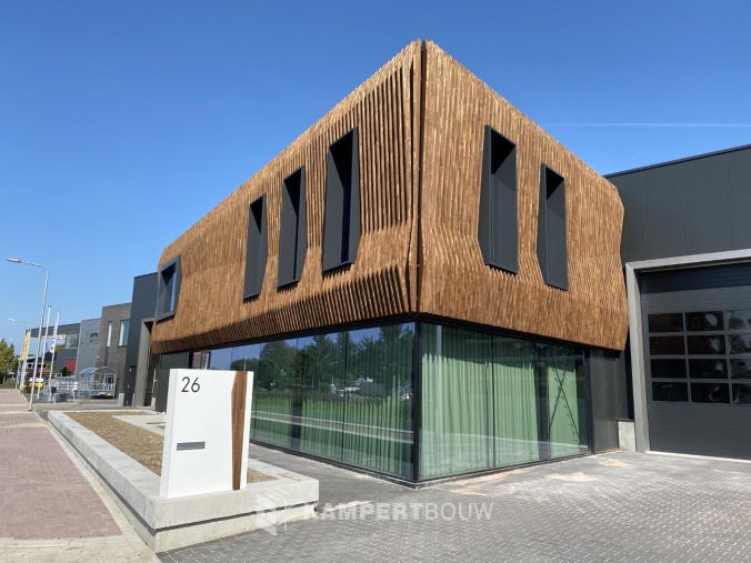 Bedrijfspand-met-unieke-houten-gevelbekleding-3-Groot