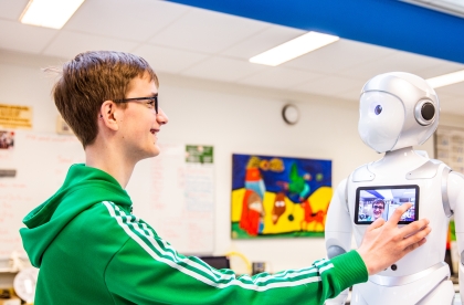 Jongen heeft interactie met robot